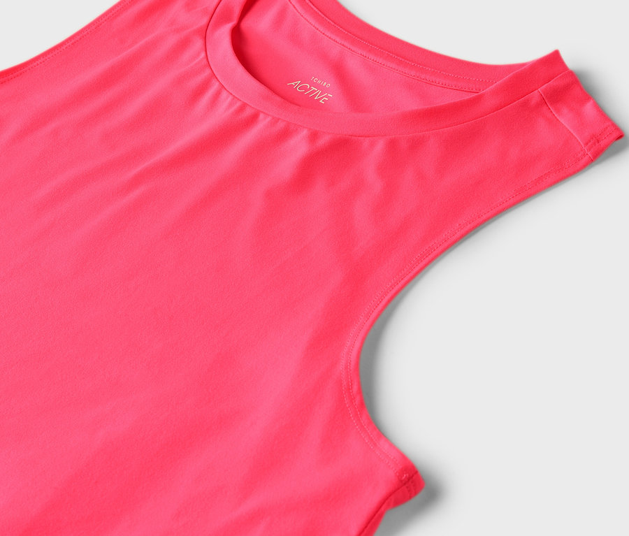 Detailansicht eines neonpinkfarbenen Tanktops mit Rundhalsausschnitt.