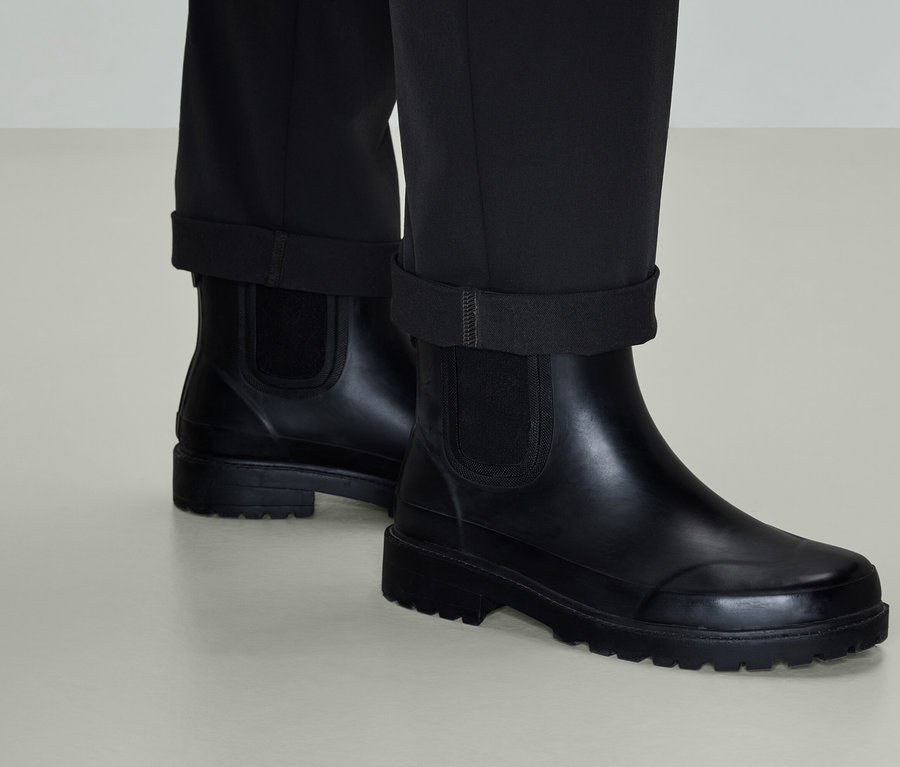 Schwarze Leder-Chelsea-Stiefel mit Hose.