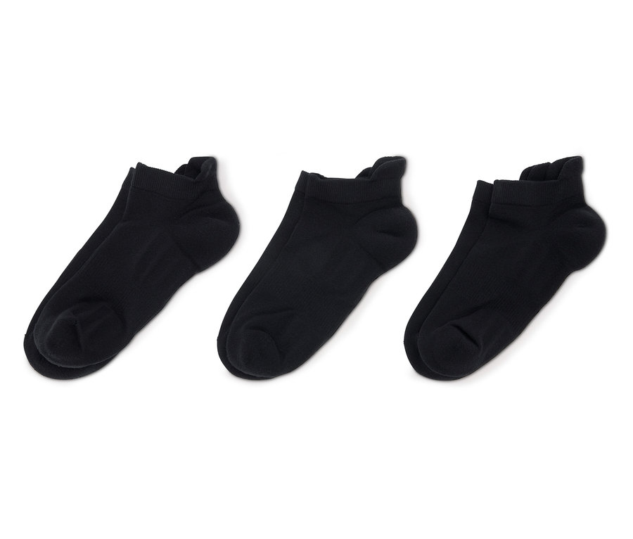 Drei Paar schwarze, kurze Socken auf weißem Hintergrund.