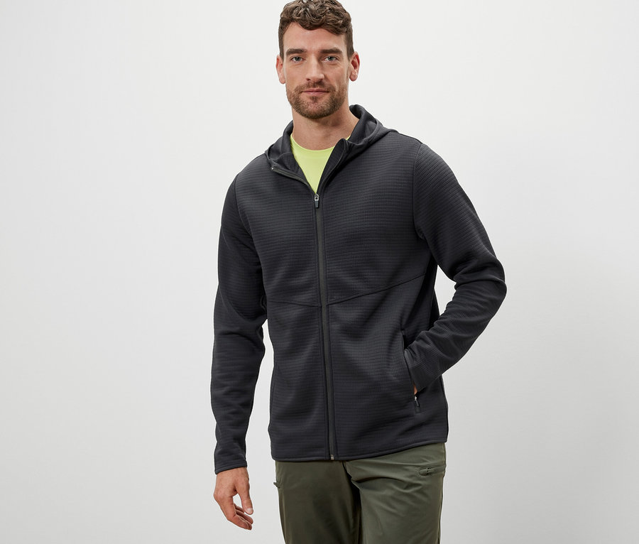 Mann trägt eine anthrazitfarbene Funktionsjacke.