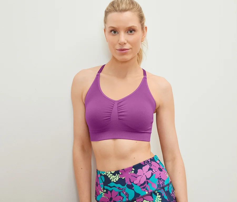 Frau posiert in Seamless-Sport-Bustier.