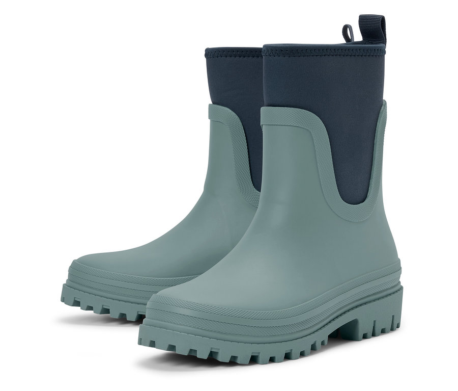 Zwei hellblaue Kinder-Neopren-Regenstiefel.