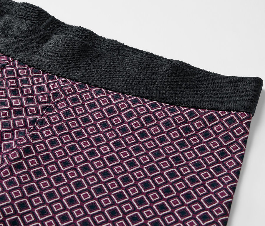 Detail einer kastanienbraunen 4 Slipboxer mit geometrischem Muster.