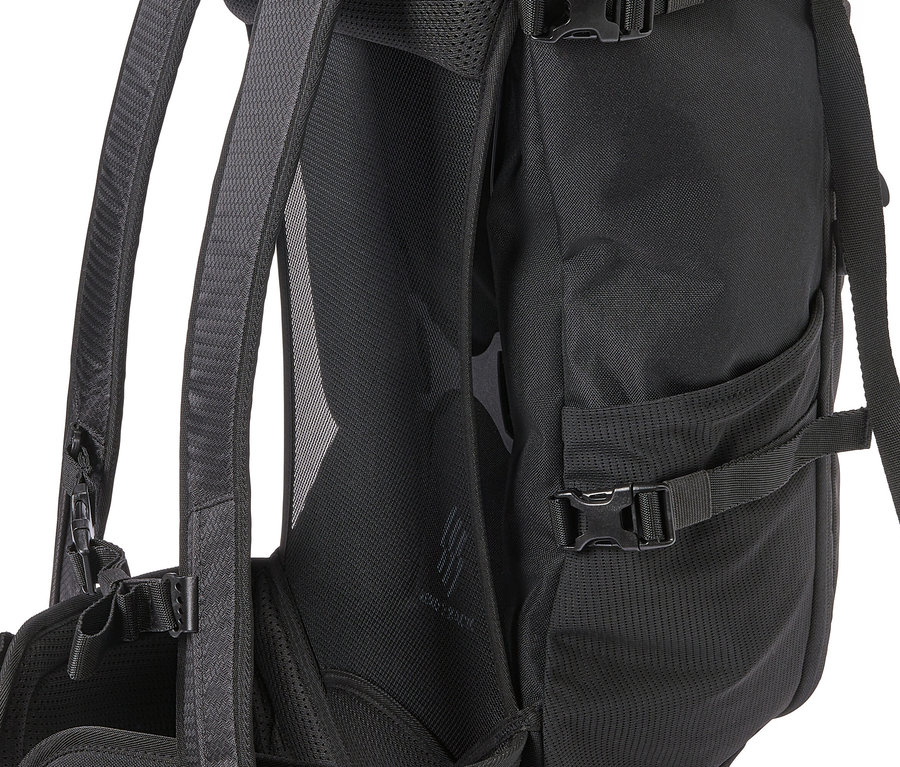 Detailaufnahme eines schwarzen Rucksacks mit Gurten und Schnallen.