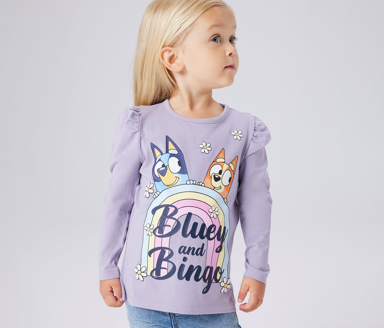 Mädchen trägt NAME IT Kinder-Langarmshirt »BLUEY« mit Bluey- und Bingo-Print.