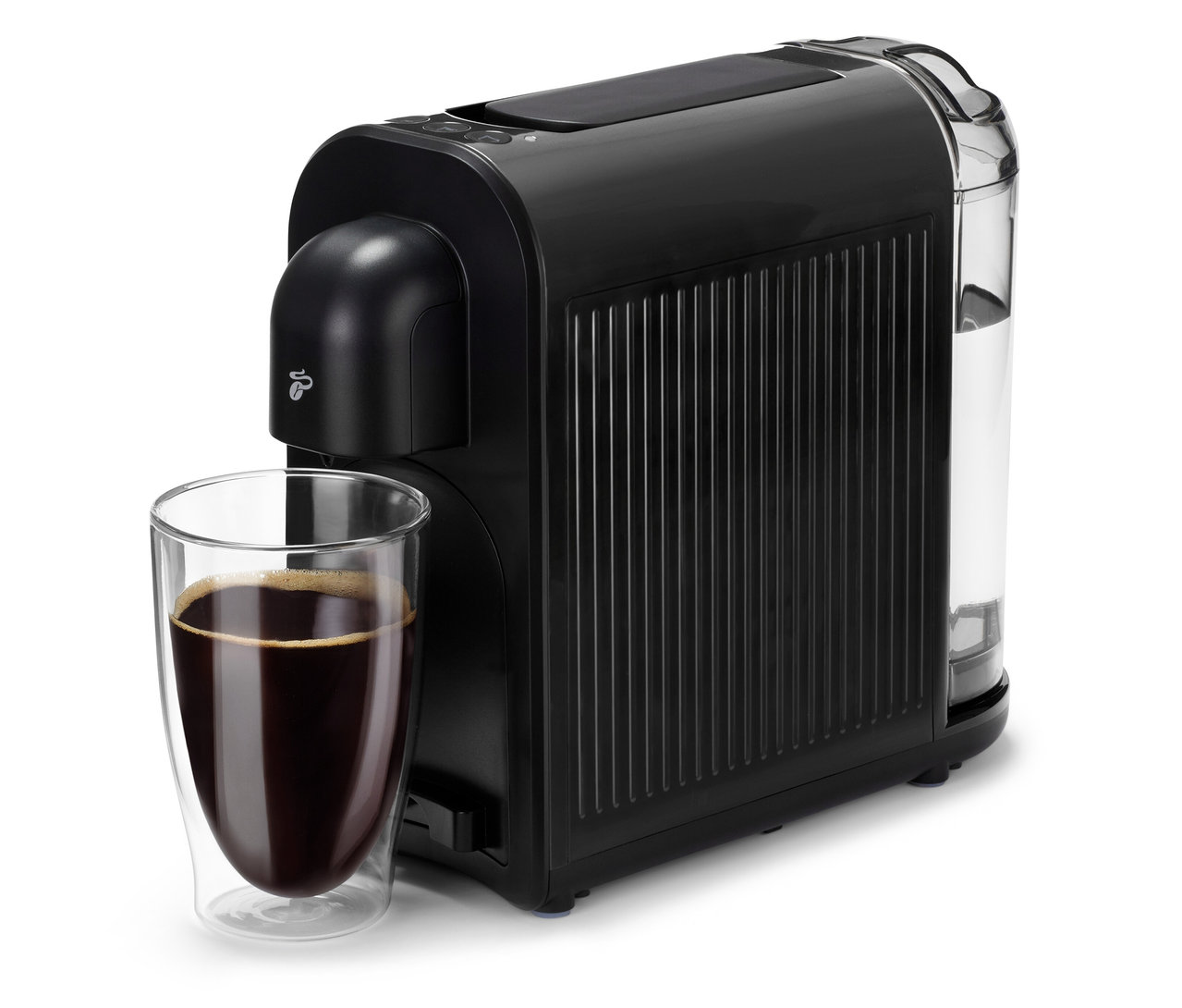 Eine schwarze Cafissimo now black Kaffeemaschine neben einem Glas mit Kaffee.