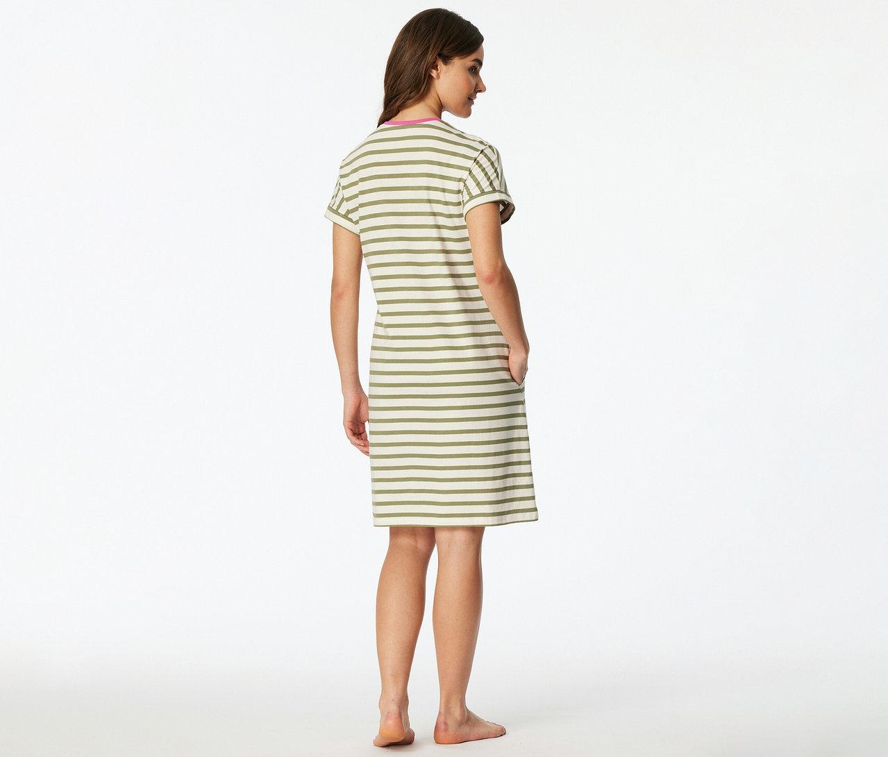 Eine Frau steht mit dem Rücken zur Kamera und trägt ein gestreiftes SCHIESSER Nachthemd in Beige und Olivgrün mit pinkem Halsausschnitt.