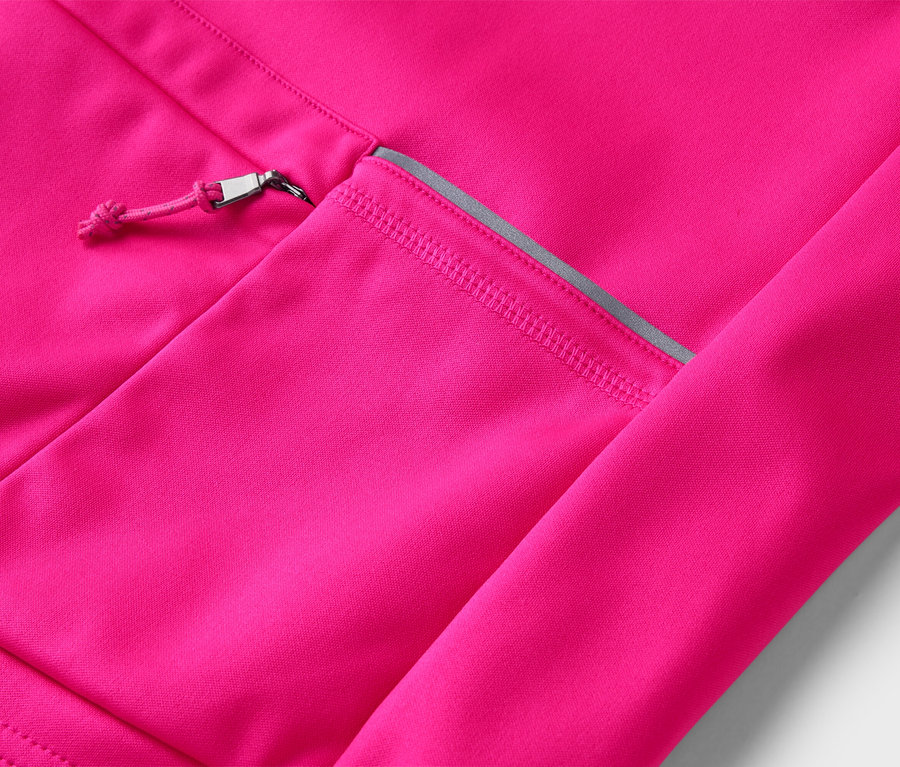 Nahaufnahme einer pinkfarbenen Jacke mit einer Tasche, die einen silbernen Reißverschluss hat.