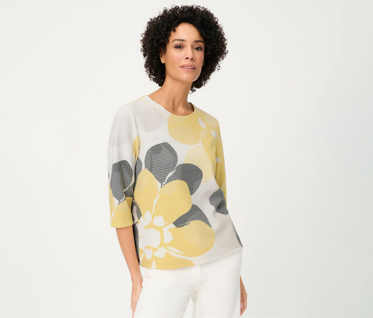 Frau trägt Olsen Sweatshirt »Ottoman« mit gelben und grauen Blumen vor einem weißen Hintergrund.