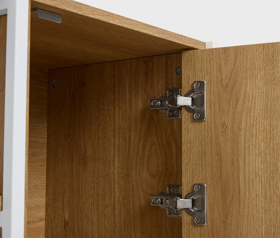 Nahaufnahme eines geöffneten Holzschranks mit silbernen Scharnieren.