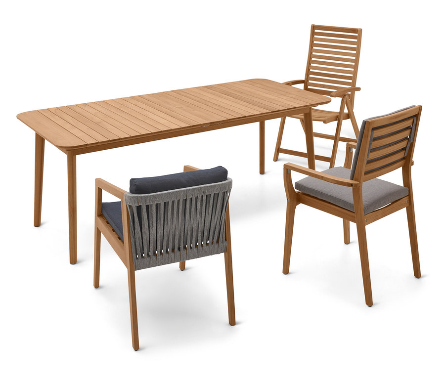 Ein Teakholztisch mit drei Stühlen steht auf einem weißen Hintergrund.
