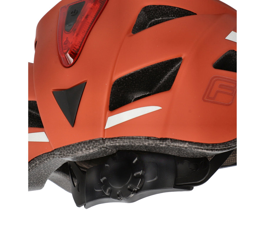 Nahaufnahme eines orangefarbenen Fahrradhelms mit Belüftungsöffnungen, einem schwarzen Dreieck und einem roten Rücklicht.