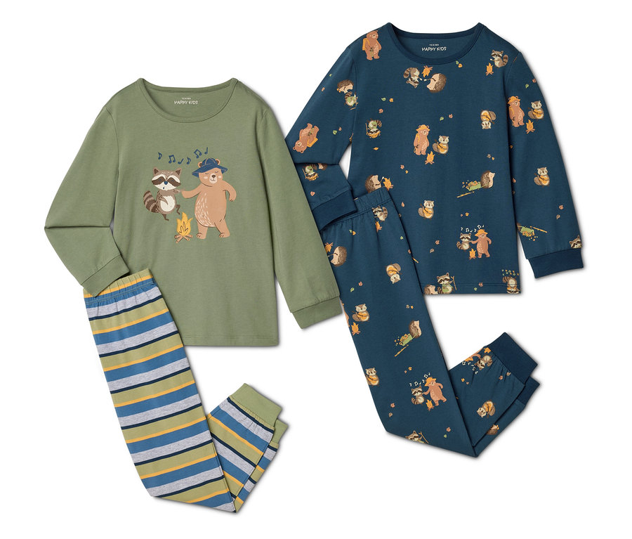 Zwei Happy Kids Schlafanzüge: ein olivgrünes Set mit Bär- und Waschbär-Motiv, ein blaues Set mit Tiermuster.