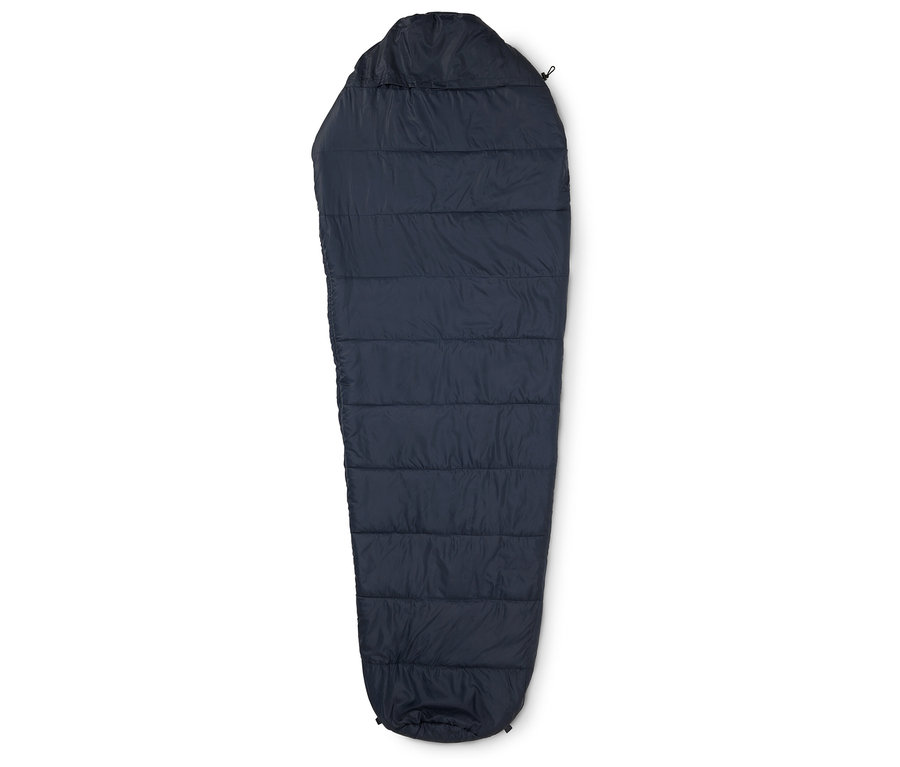Dunkelblauer Schlafsack, auf einem weißen Hintergrund ausgebreitet.