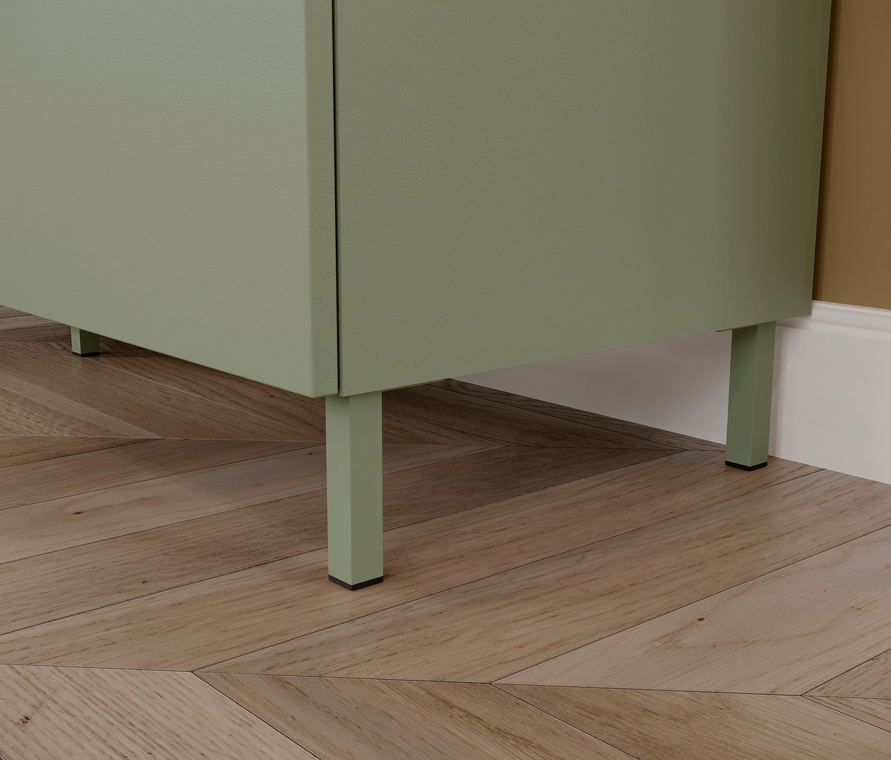 Nahaufnahme einer kleinen, taupegrünen »Savoca« Kommode auf einem Holzboden.