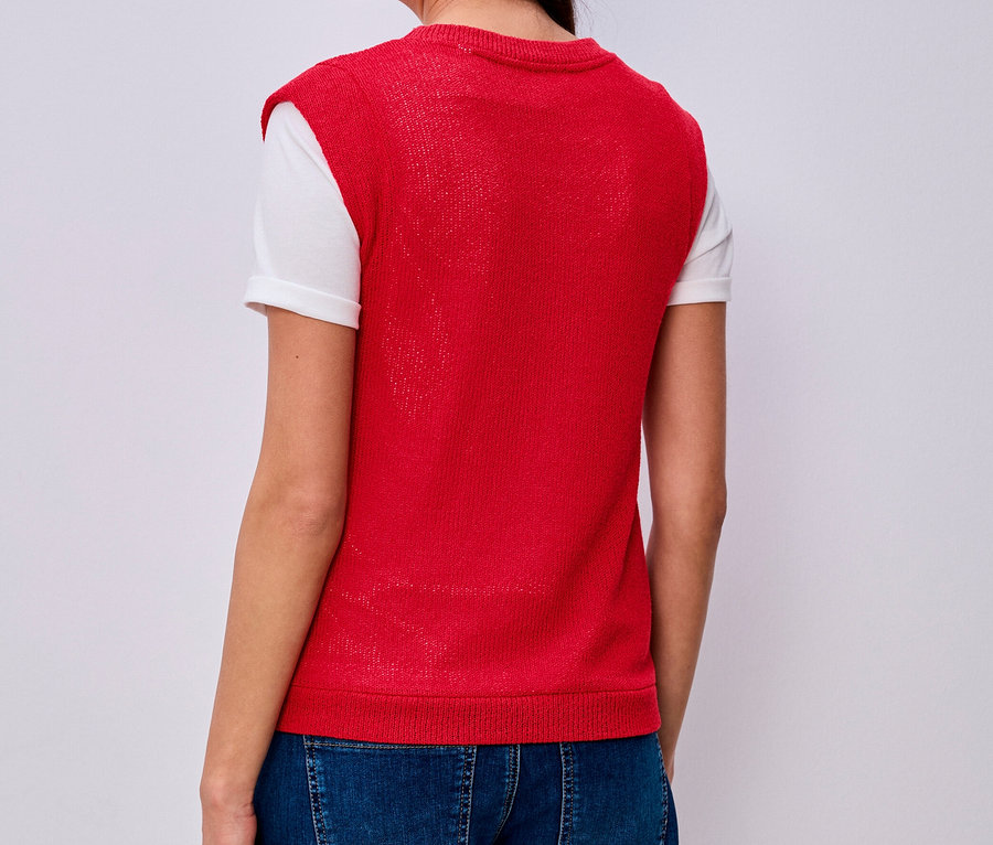 Frau von hinten mit Street One Shirt, roter Strickweste, blauen Jeans und weißem T-Shirt.