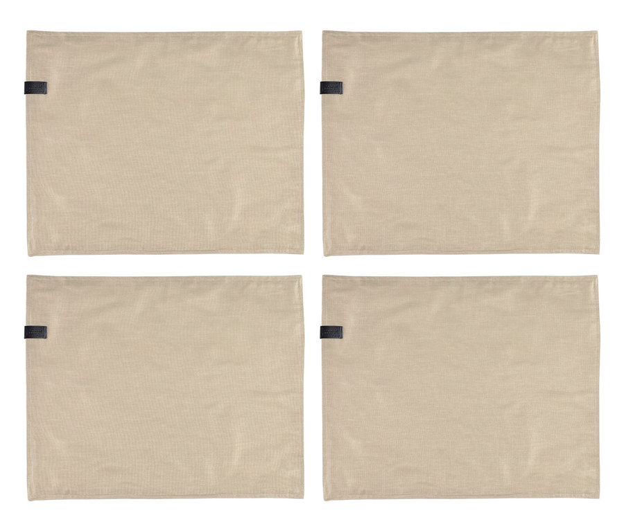 Vier beige rechteckige Tischsets sind in einem 2x2-Raster angeordnet, jedes mit einem kleinen schwarzen Etikett an der linken Seite.