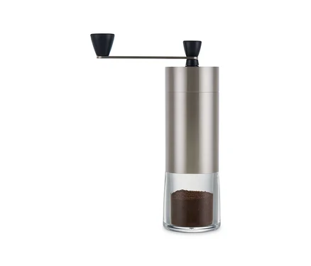Eine silberne, manuelle Kaffeemühle.