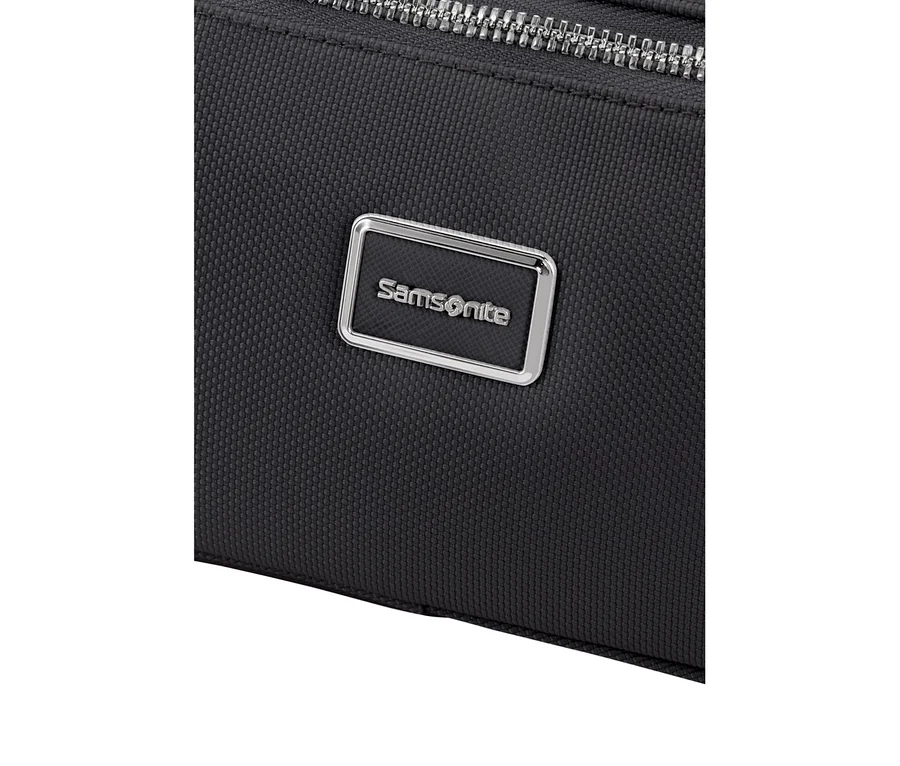 Nahaufnahme einer schwarzen strukturierten Tasche mit einem silbernen Samsonite-Logo-Schild und einem silbernen Reißverschluss.