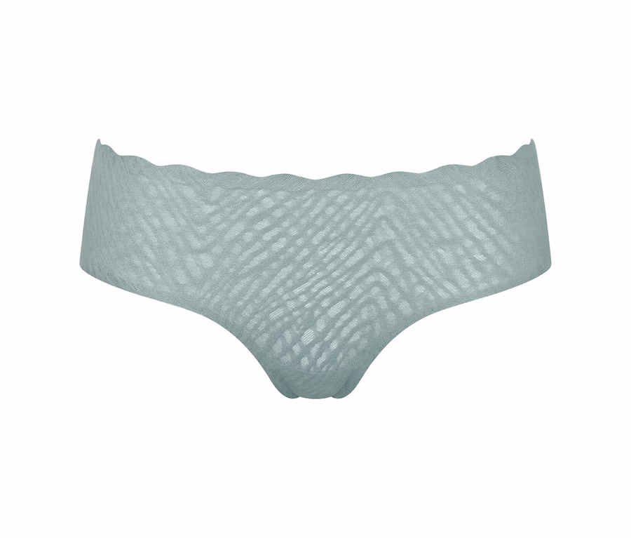 Eine sloggi ZERO Feel Bliss Hipster in Misty Turquoise Farbe auf weißem Hintergrund.