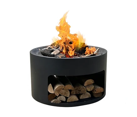 Schwarze Garten-Feuerschale mit brennendem Feuer und integriertem Holzlager.