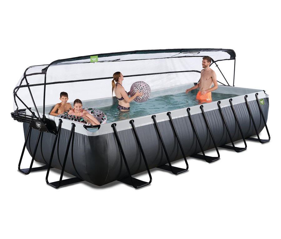 Vier Personen planschen im EXIT Pool-Set, Lederoptik, 540 x 250 cm, mit transparenter Abdeckung. Ein Kind schwimmt in einem Schwimmring, eine Frau hält einen Strandball.