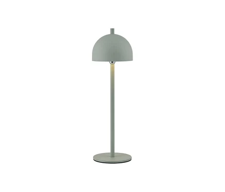Eine moderne, hellgrüne Tischlampe mit kuppelförmigem Schirm, schlankem zylindrischem Stiel und rundem Fuß, die warmes Licht unter dem Schirm abstrahlt.