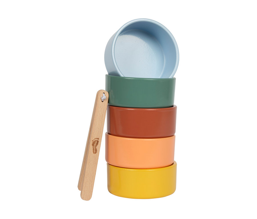 small foot Montessori-Bundle 1: Fünf farbige Schalen in Hellblau, Grün, Braun, Orange und Gelb gestapelt, mit einer Holzpinzette daneben.