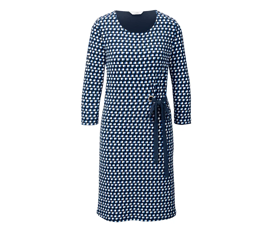 Ein blaues, gemustertes Kleid mit Drapierung und Dreiviertelärmeln.
