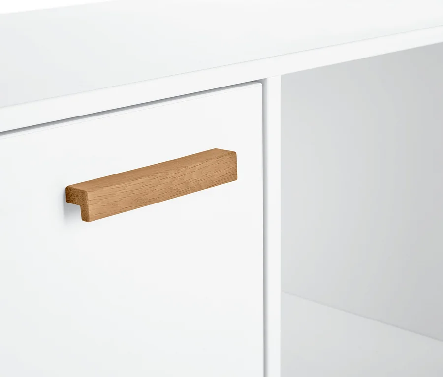 Detail eines weißen Sideboards mit Holzgriff.