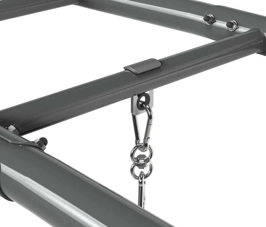 Detailansicht eines grauen EXIT Klettergerüst MB210 mit Karabiner.