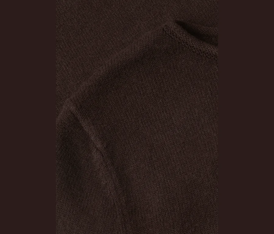 Nahaufnahme eines braunen Street One Strickpullovers mit sichtbarer Strickstruktur und Falten.