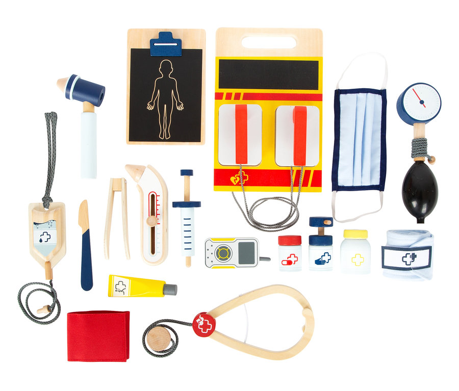 Verschiedene medizinische Holzspielzeuge, darunter ein Stethoskop, eine Bandage und eine Spritze, aus dem small foot Notarzt-Rucksack.
