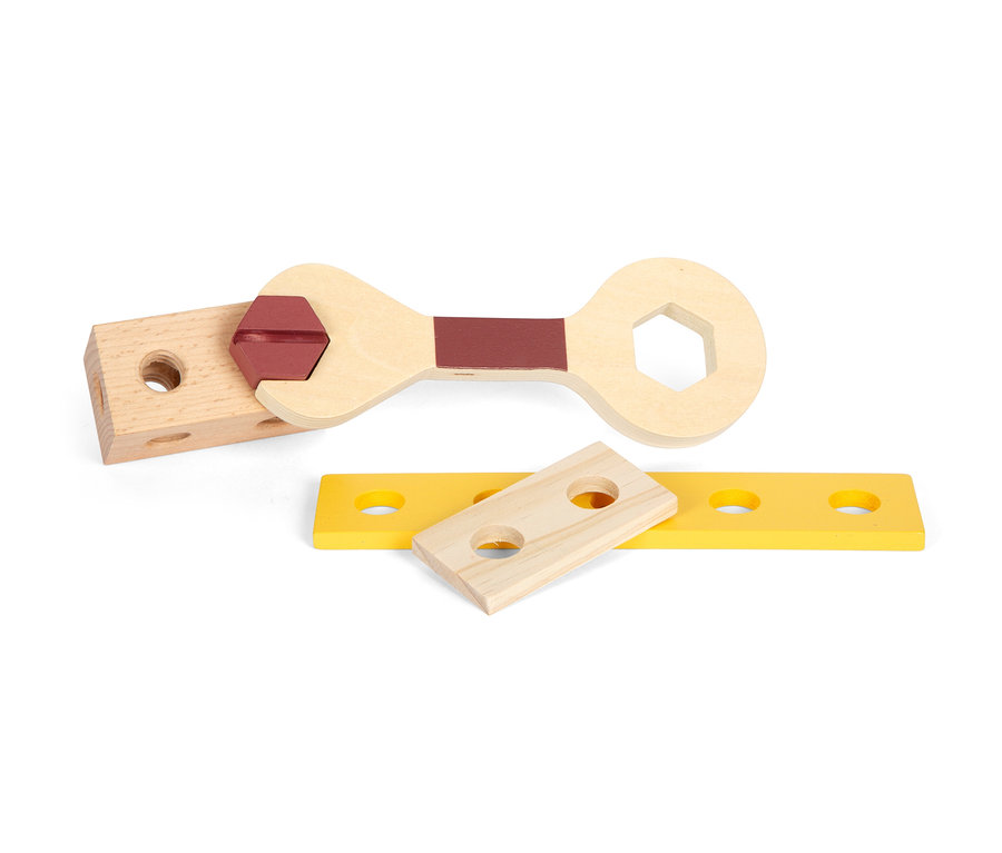 Ein Holzschlüssel und andere Holzspielzeuge aus dem Werkzeugrucksack »Workshop« von small foot.