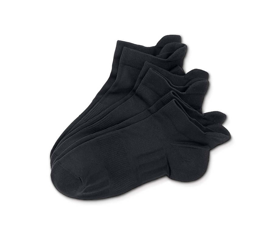Nahaufnahme von drei Paar schwarzen Laufsocken auf weißem Hintergrund.