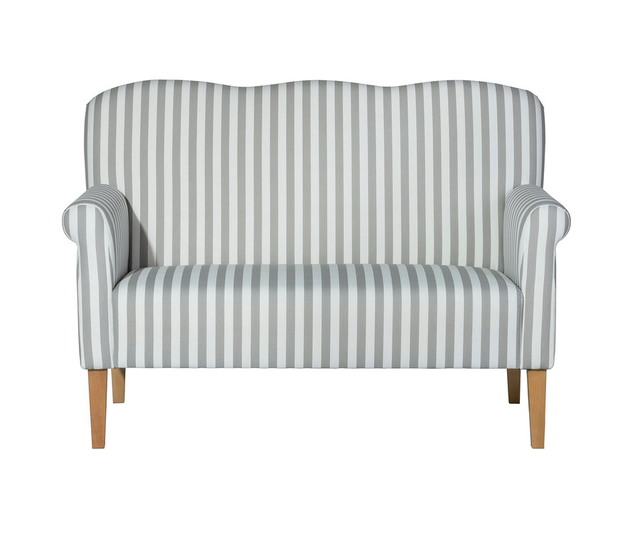 Eine Frontalansicht des Küchensofas "Juuma" mit weißen und hellgrauen Streifen.