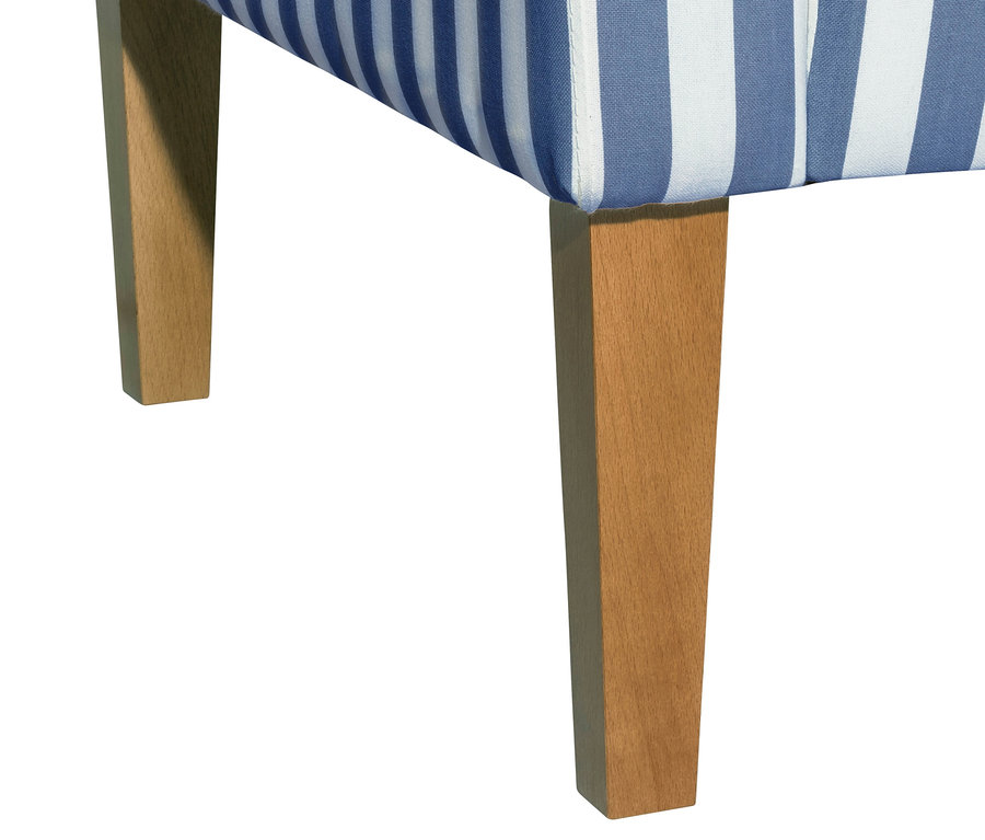 Detailansicht eines Küchensofas »Juuma« mit blau-weißen Streifen und Holzfüßen.