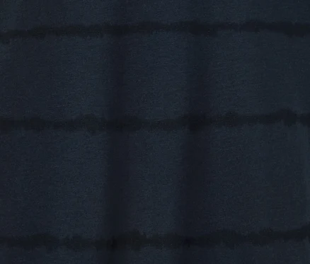Dunkelblaues Shirt mit Rundhalsausschnitt.