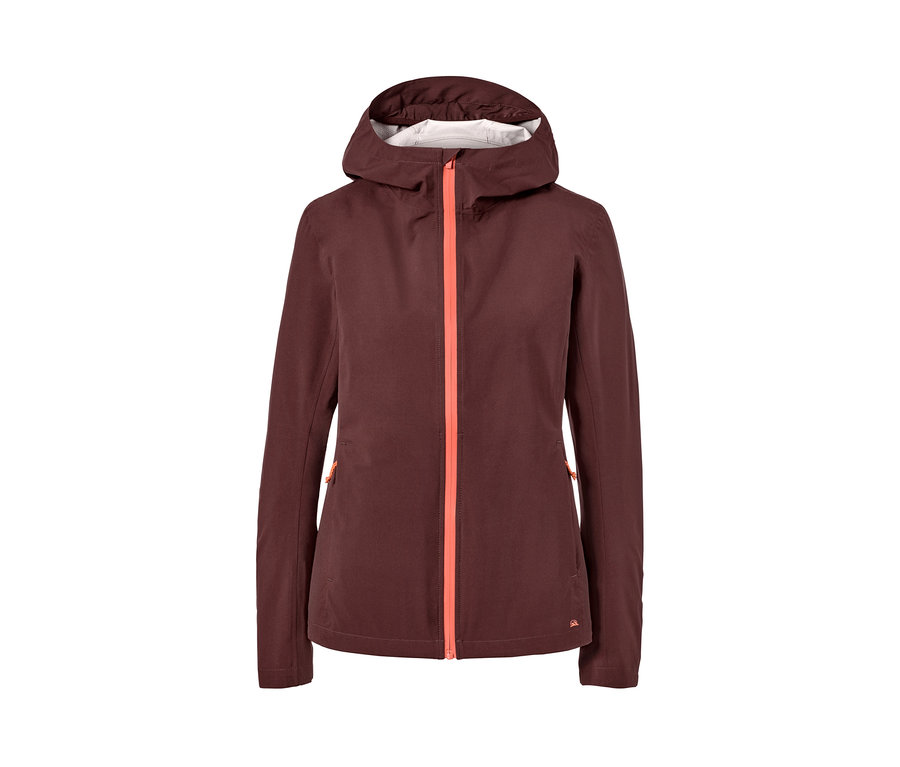 Eine bordeauxrote Funktionswanderjacke mit orangefarbenem Reißverschluss.