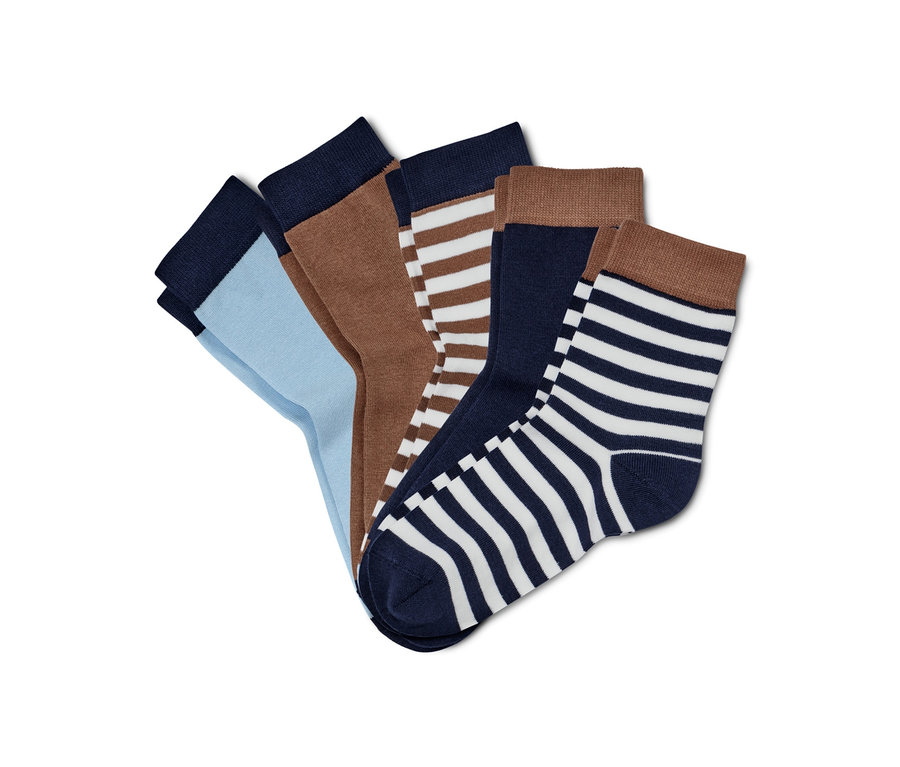 Fünf Paar Socken in verschiedenen Farben, inklusive gestreifter Socken.