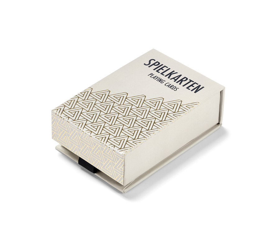 Spielkarten-Set »Skat« auf weißem Hintergrund.