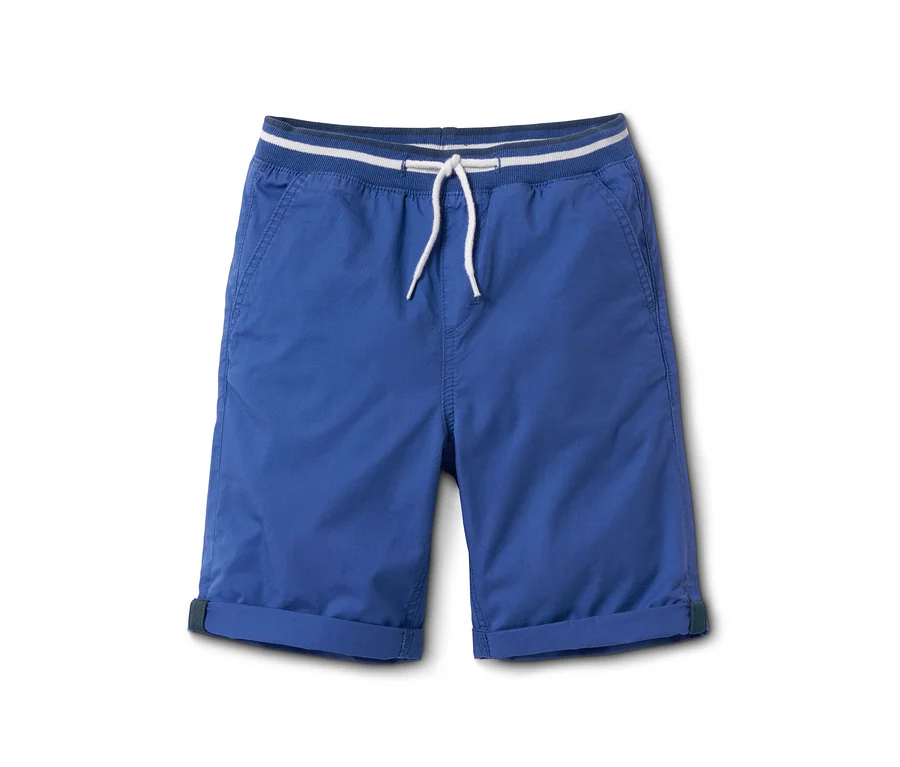 Blaue Webshorts mit weißem Kordelzug.