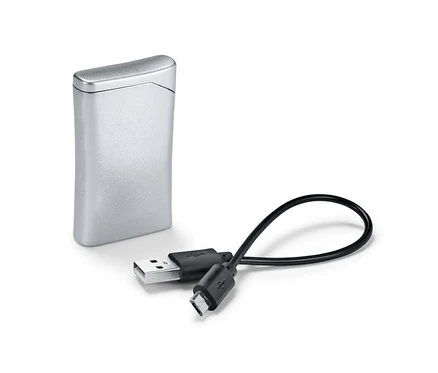 Ein silbernes elektrisches Feuerzeug mit USB-Kabel.