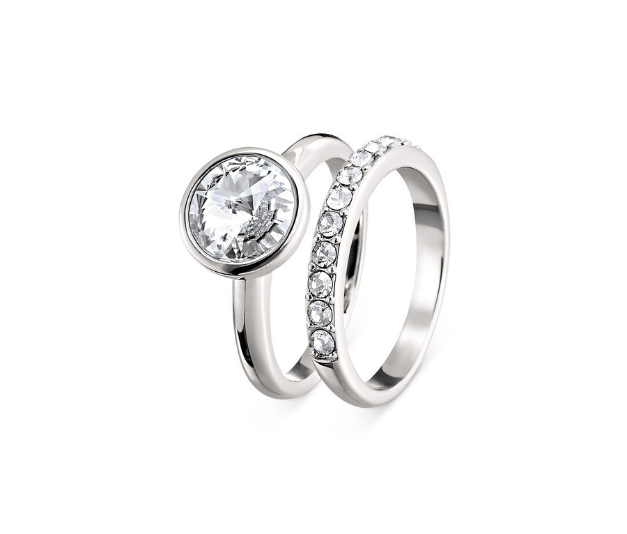 Zwei Ringe veredelt mit Kristallen von Swarovski® liegen nebeneinander.