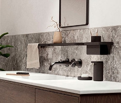 Badezimmer mit Toilette, Waschbecken und schwarzem ZONE DENMARK Wandregal »Rim«.