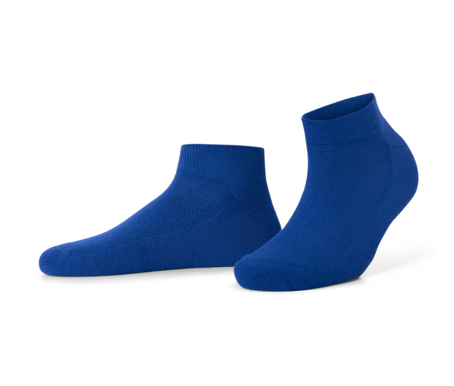 Zwei Paar blaue Funktions-Sportsocken.