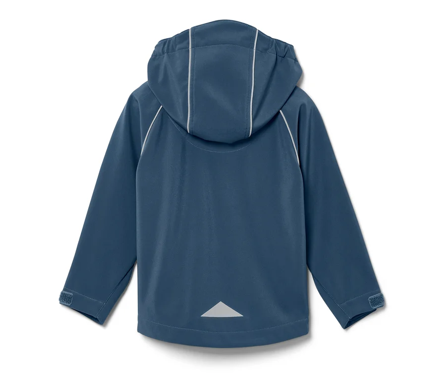 Rückansicht einer Kleinkind-Softshelljacke mit Kapuze und reflektierenden Details.