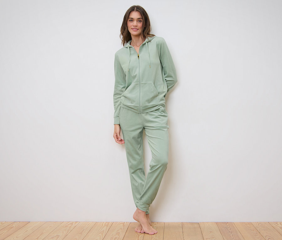 Frau posiert in Nicki-Hausanzug.