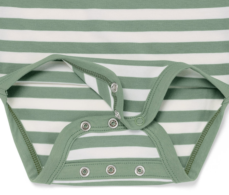 Detailansicht von 2 Baby-Bodys mit Mitwachsfunktion, mit grünen und weißen Streifen und Druckknöpfen.