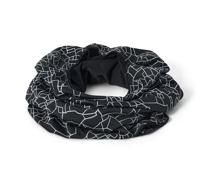 Ein schwarzes Multifunktionstuch mit reflektierendem geometrischem Muster auf einem weißen Hintergrund.